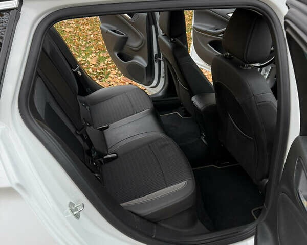 Белый Опель Астра, объемом двигателя 1.5 л и пробегом 196 тыс. км за 12400 $, фото 52 на Automoto.ua