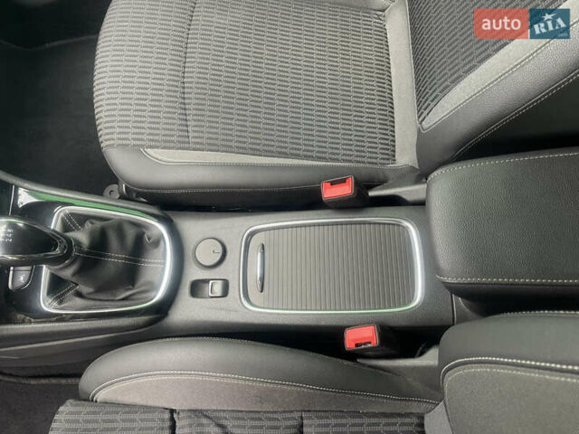 Белый Опель Астра, объемом двигателя 1.5 л и пробегом 140 тыс. км за 14200 $, фото 6 на Automoto.ua