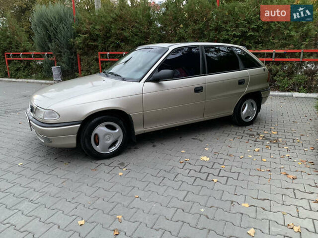 Бежевий Опель Астра, об'ємом двигуна 1.4 л та пробігом 308 тис. км за 2500 $, фото 1 на Automoto.ua