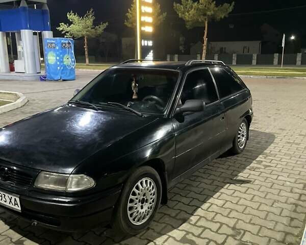 Черный Опель Астра, объемом двигателя 1.6 л и пробегом 300 тыс. км за 1200 $, фото 1 на Automoto.ua