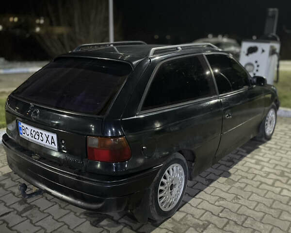 Черный Опель Астра, объемом двигателя 1.6 л и пробегом 300 тыс. км за 1200 $, фото 3 на Automoto.ua