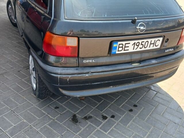 Черный Опель Астра, объемом двигателя 1.4 л и пробегом 280 тыс. км за 1100 $, фото 2 на Automoto.ua