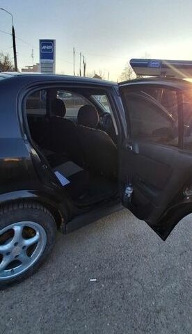 Черный Опель Астра, объемом двигателя 1.7 л и пробегом 356 тыс. км за 3200 $, фото 11 на Automoto.ua