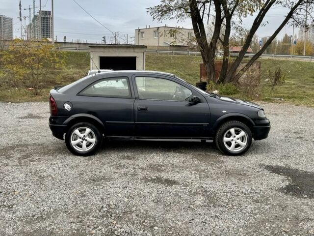 Черный Опель Астра, объемом двигателя 1.6 л и пробегом 258 тыс. км за 1350 $, фото 2 на Automoto.ua