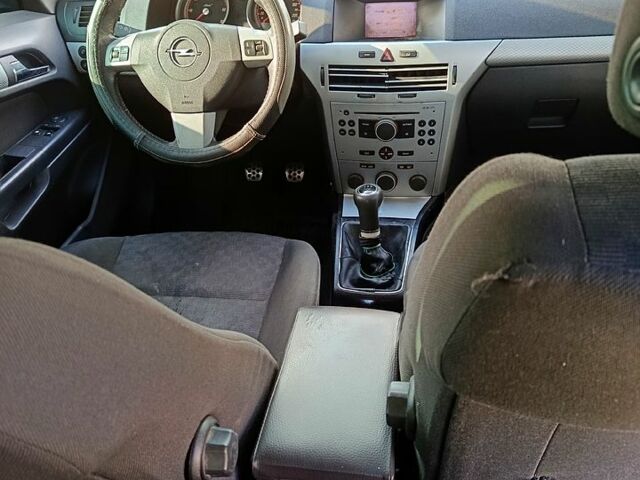 Черный Опель Астра, объемом двигателя 1.7 л и пробегом 200 тыс. км за 4200 $, фото 2 на Automoto.ua