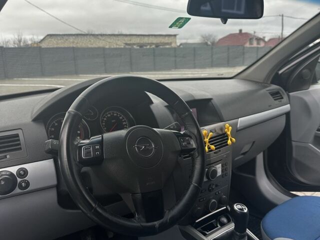 Черный Опель Астра, объемом двигателя 1.6 л и пробегом 273 тыс. км за 3250 $, фото 7 на Automoto.ua