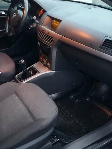 Черный Опель Астра, объемом двигателя 1.4 л и пробегом 300 тыс. км за 3350 $, фото 9 на Automoto.ua