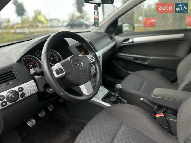 Черный Опель Астра, объемом двигателя 1.4 л и пробегом 212 тыс. км за 5200 $, фото 24 на Automoto.ua