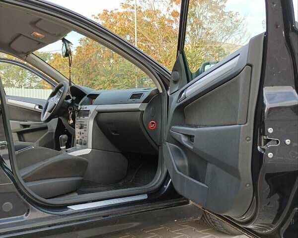Черный Опель Астра, объемом двигателя 1.6 л и пробегом 199 тыс. км за 5300 $, фото 6 на Automoto.ua