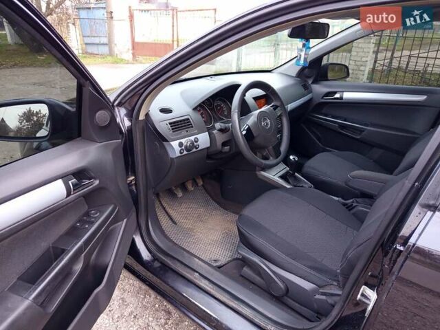 Черный Опель Астра, объемом двигателя 1.6 л и пробегом 301 тыс. км за 4000 $, фото 4 на Automoto.ua