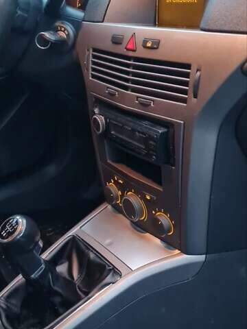 Черный Опель Астра, объемом двигателя 1.4 л и пробегом 300 тыс. км за 3350 $, фото 10 на Automoto.ua