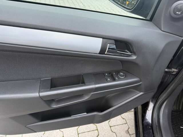 Черный Опель Астра, объемом двигателя 1.6 л и пробегом 265 тыс. км за 2000 $, фото 14 на Automoto.ua