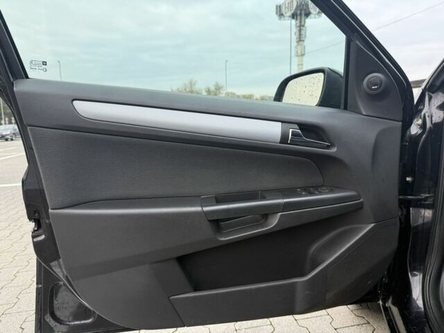 Черный Опель Астра, объемом двигателя 1.6 л и пробегом 265 тыс. км за 2000 $, фото 8 на Automoto.ua