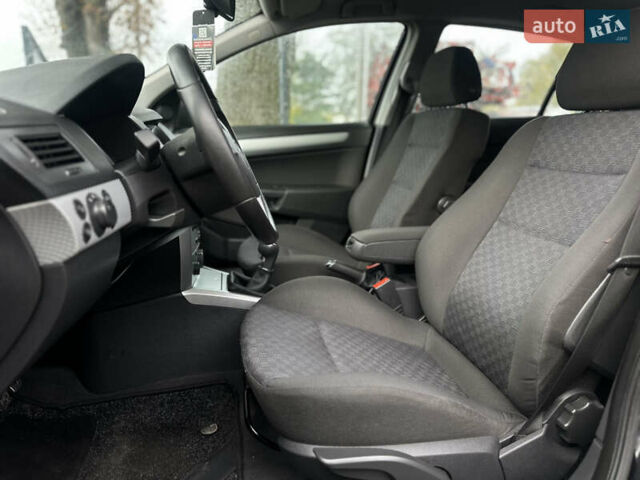 Черный Опель Астра, объемом двигателя 1.4 л и пробегом 212 тыс. км за 5200 $, фото 25 на Automoto.ua