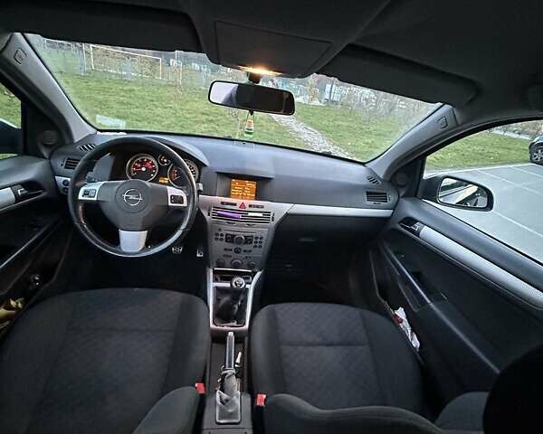 Черный Опель Астра, объемом двигателя 1.8 л и пробегом 219 тыс. км за 3700 $, фото 12 на Automoto.ua