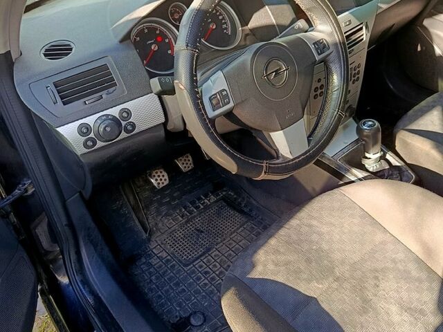 Черный Опель Астра, объемом двигателя 1.7 л и пробегом 200 тыс. км за 4200 $, фото 3 на Automoto.ua