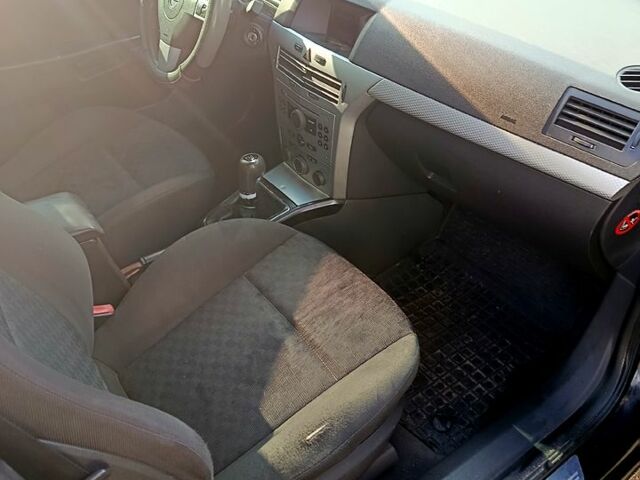 Черный Опель Астра, объемом двигателя 1.7 л и пробегом 200 тыс. км за 4200 $, фото 1 на Automoto.ua