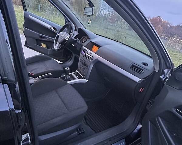 Черный Опель Астра, объемом двигателя 1.8 л и пробегом 219 тыс. км за 3700 $, фото 14 на Automoto.ua