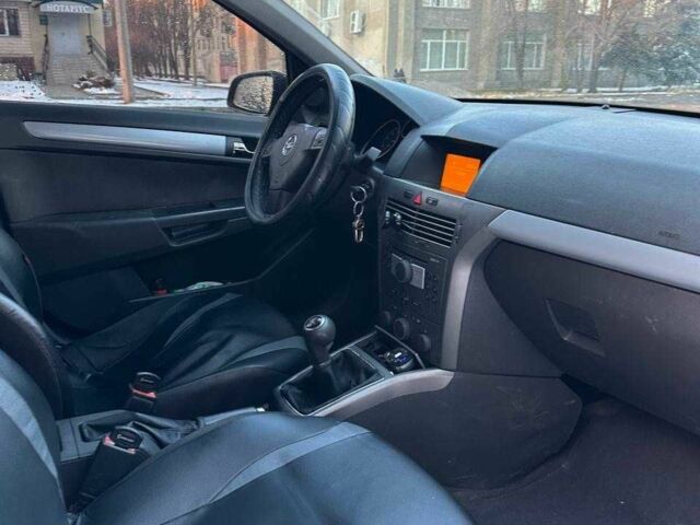 Черный Опель Астра, объемом двигателя 1.6 л и пробегом 320 тыс. км за 3100 $, фото 1 на Automoto.ua