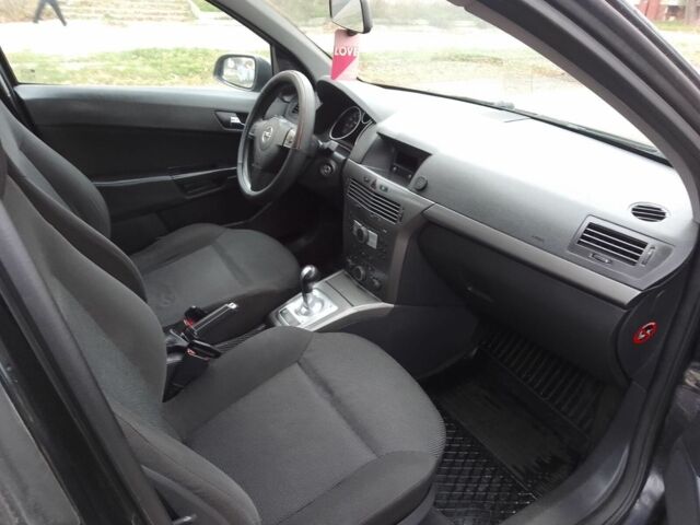 Черный Опель Астра, объемом двигателя 1.6 л и пробегом 255 тыс. км за 4200 $, фото 5 на Automoto.ua