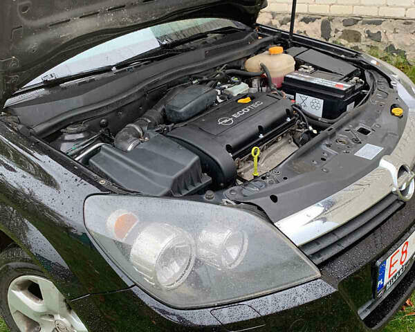 Черный Опель Астра, объемом двигателя 1.6 л и пробегом 260 тыс. км за 4000 $, фото 1 на Automoto.ua