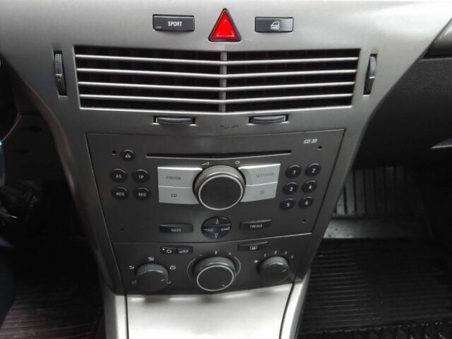 Черный Опель Астра, объемом двигателя 1.6 л и пробегом 255 тыс. км за 4200 $, фото 3 на Automoto.ua