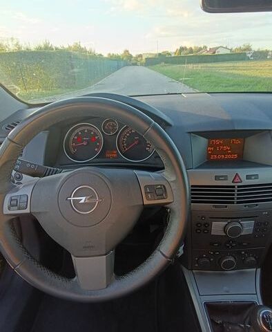 Черный Опель Астра, объемом двигателя 1.8 л и пробегом 243 тыс. км за 1100 $, фото 6 на Automoto.ua