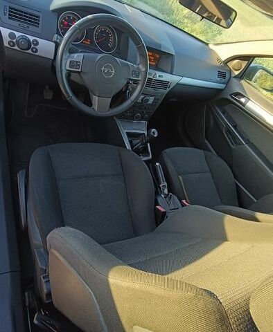 Черный Опель Астра, объемом двигателя 1.8 л и пробегом 243 тыс. км за 1100 $, фото 5 на Automoto.ua