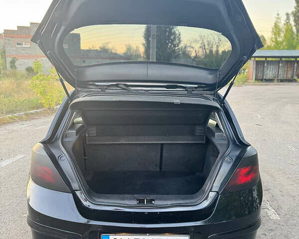 Черный Опель Астра, объемом двигателя 1.9 л и пробегом 280 тыс. км за 3700 $, фото 4 на Automoto.ua