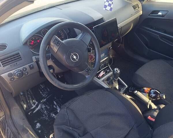 Черный Опель Астра, объемом двигателя 1.4 л и пробегом 250 тыс. км за 4000 $, фото 3 на Automoto.ua