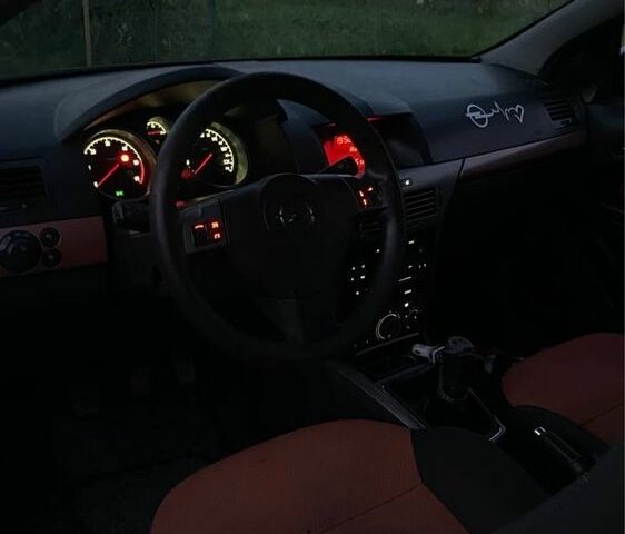 Черный Опель Астра, объемом двигателя 1.7 л и пробегом 300 тыс. км за 3500 $, фото 5 на Automoto.ua