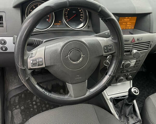 Черный Опель Астра, объемом двигателя 1.6 л и пробегом 225 тыс. км за 3200 $, фото 4 на Automoto.ua