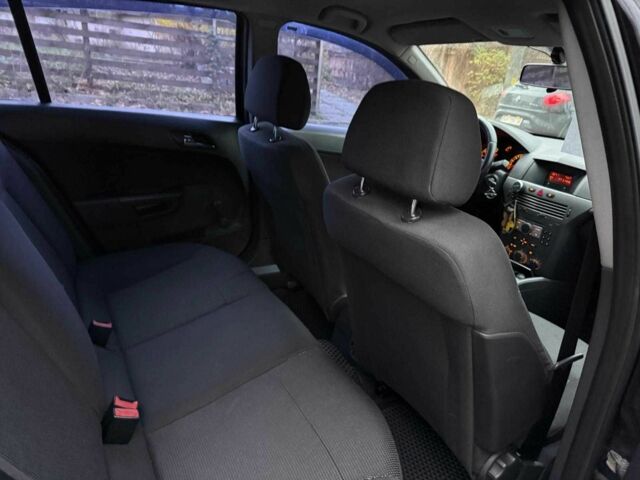 Черный Опель Астра, объемом двигателя 1.6 л и пробегом 350 тыс. км за 3940 $, фото 16 на Automoto.ua