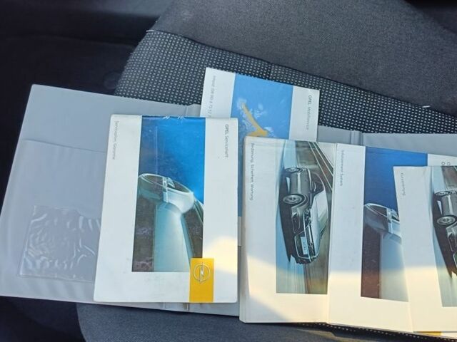 Черный Опель Астра, объемом двигателя 1.8 л и пробегом 243 тыс. км за 1100 $, фото 7 на Automoto.ua