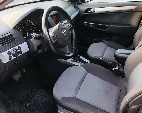 Черный Опель Астра, объемом двигателя 1.8 л и пробегом 375 тыс. км за 5100 $, фото 12 на Automoto.ua