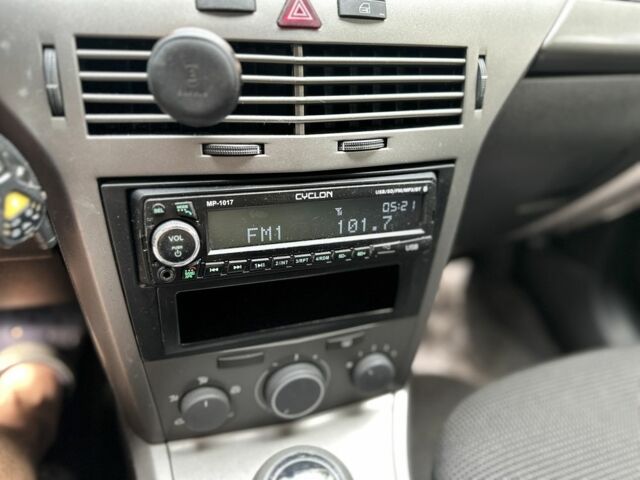 Черный Опель Астра, объемом двигателя 1.4 л и пробегом 220 тыс. км за 3900 $, фото 6 на Automoto.ua