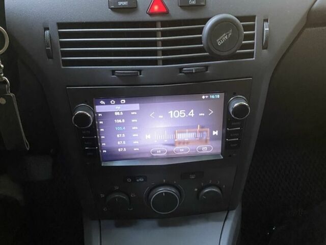 Черный Опель Астра, объемом двигателя 1.4 л и пробегом 200 тыс. км за 4000 $, фото 1 на Automoto.ua