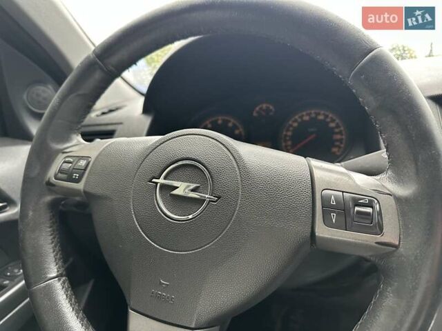 Черный Опель Астра, объемом двигателя 1.4 л и пробегом 274 тыс. км за 3777 $, фото 26 на Automoto.ua