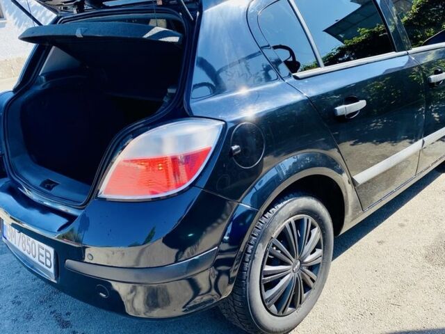 Черный Опель Астра, объемом двигателя 1.4 л и пробегом 200 тыс. км за 4000 $, фото 3 на Automoto.ua