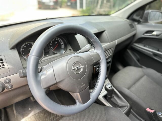 Черный Опель Астра, объемом двигателя 1.4 л и пробегом 220 тыс. км за 3900 $, фото 5 на Automoto.ua