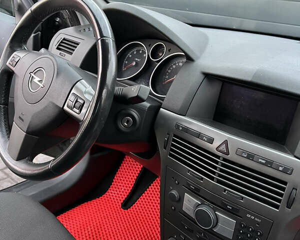 Черный Опель Астра, объемом двигателя 1.8 л и пробегом 165 тыс. км за 5500 $, фото 7 на Automoto.ua