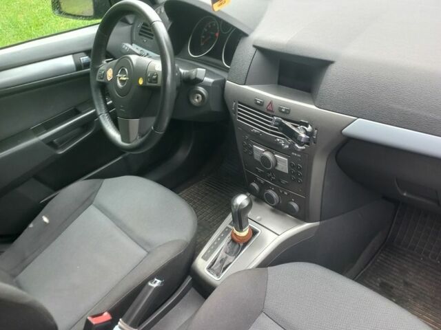 Черный Опель Астра, объемом двигателя 1.8 л и пробегом 170 тыс. км за 5000 $, фото 1 на Automoto.ua