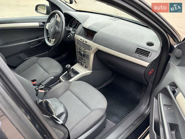 Черный Опель Астра, объемом двигателя 1.6 л и пробегом 218 тыс. км за 5950 $, фото 6 на Automoto.ua