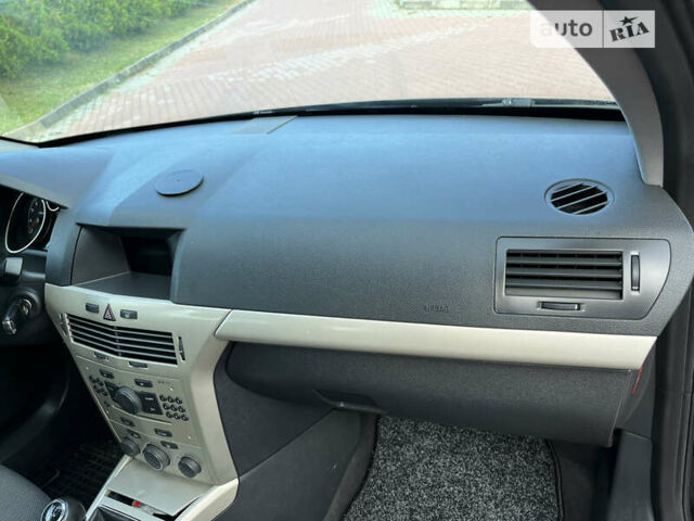 Черный Опель Астра, объемом двигателя 1.6 л и пробегом 188 тыс. км за 5350 $, фото 53 на Automoto.ua