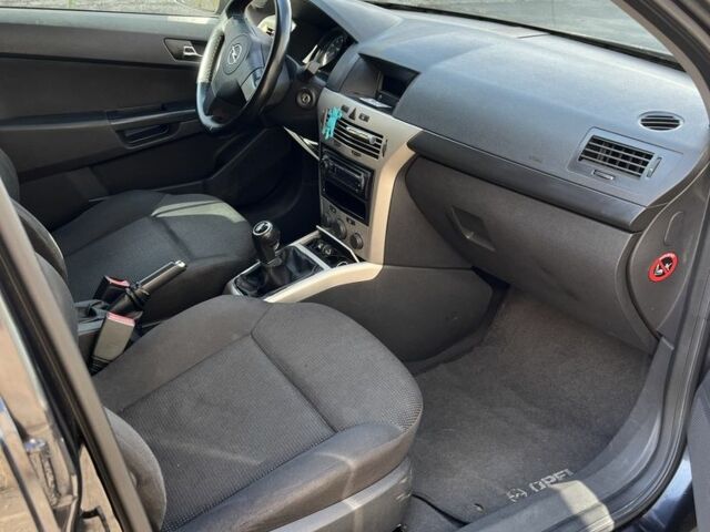 Черный Опель Астра, объемом двигателя 1.4 л и пробегом 290 тыс. км за 3300 $, фото 4 на Automoto.ua