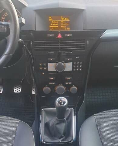 Черный Опель Астра, объемом двигателя 1.8 л и пробегом 224 тыс. км за 6500 $, фото 5 на Automoto.ua