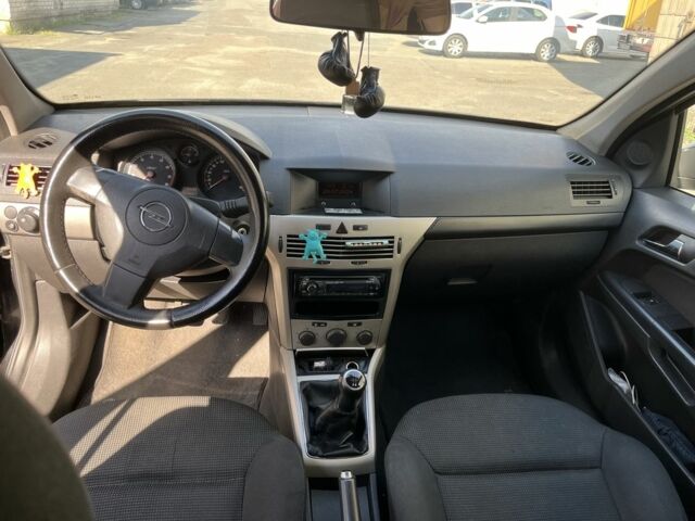 Черный Опель Астра, объемом двигателя 1.4 л и пробегом 290 тыс. км за 3300 $, фото 6 на Automoto.ua