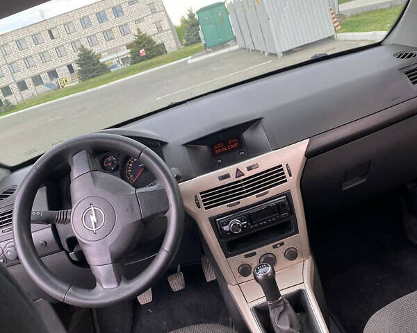 Черный Опель Астра, объемом двигателя 1.36 л и пробегом 258 тыс. км за 4200 $, фото 6 на Automoto.ua