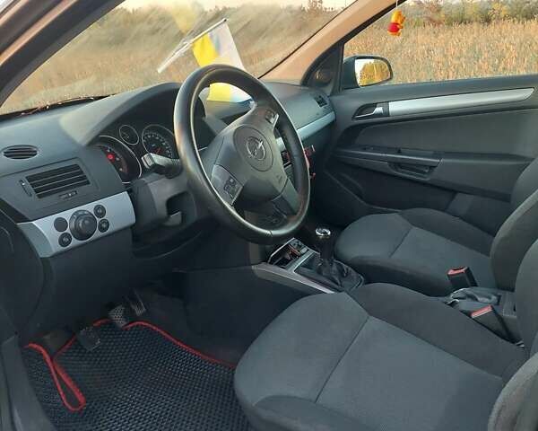 Черный Опель Астра, объемом двигателя 1.25 л и пробегом 268 тыс. км за 5000 $, фото 2 на Automoto.ua