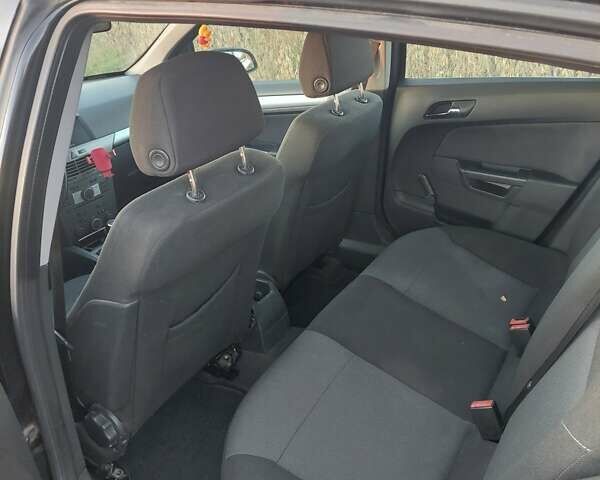 Черный Опель Астра, объемом двигателя 1.25 л и пробегом 268 тыс. км за 5000 $, фото 3 на Automoto.ua